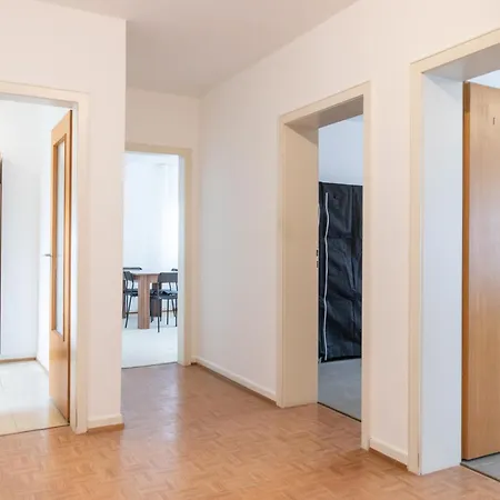 Monteuersapartment I 3 Schlafzimmer I 6 Betten I Kuche I Waschmaschine I Balkon I Garten Appartamento *