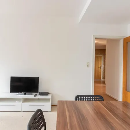 Monteuersapartment I 3 Schlafzimmer I 6 Betten I Kuche I Waschmaschine I Balkon I Garten *