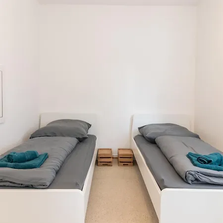 Monteuersapartment I 3 Schlafzimmer I 6 Betten I Kuche I Waschmaschine I Balkon I Garten Appartamento *