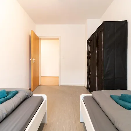 Monteuersapartment I 3 Schlafzimmer I 6 Betten I Kuche I Waschmaschine I Balkon I Garten Appartamento *