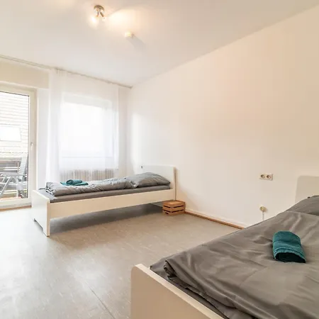 Monteuersapartment I 3 Schlafzimmer I 6 Betten I Kuche I Waschmaschine I Balkon I Garten *